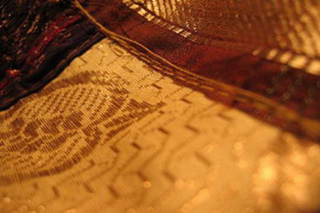 patchwork de soie broche multicolore tisse main detail inde